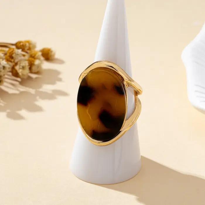 Une bague pour femme, bague de mode vintage en acrylique imprimé léopard, adaptée à un usage quotidi