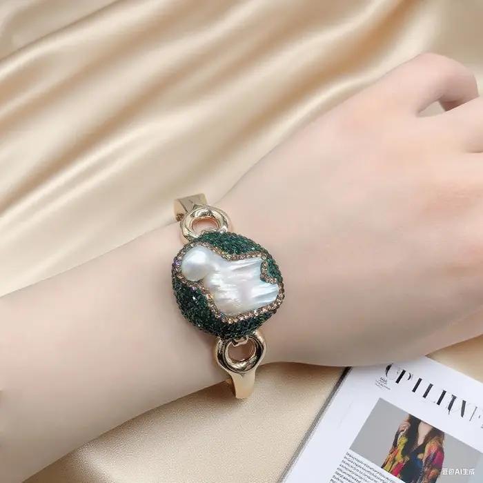 Ensemble de bijoux en cristal de perles d'eau douce naturelles avec plaquage or pour femmes, collier, bague et bracelet à offrir pour mariages, fêtes et occasions spéciales