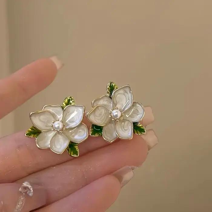 Nouvelles Grandes Boucles d'Oreilles Clous en Perles d'Imitation de Gardenia Blanc pour Femmes Bijoux Doux Cadeau de Mariage de Noël