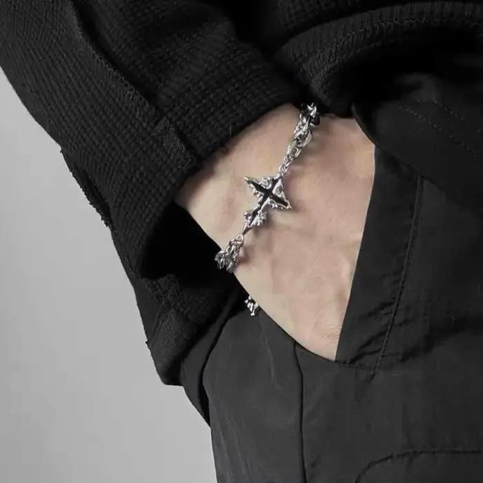 Bracelet croix foncé unisexe style classique robuste hypoallergénique pour homme bijou cadeau occasion spéciale