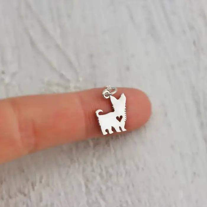 Collier chiot Yorkshire Terrier en acier inoxydable plaqué or ou rhodium pour femmes occasions spéciales tendresse et mode