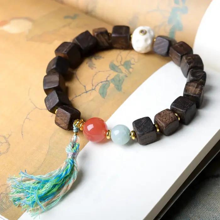 Bracelet carré en bois d'agar Dalakan au design original avec agate rouge du Sud et sculptures
