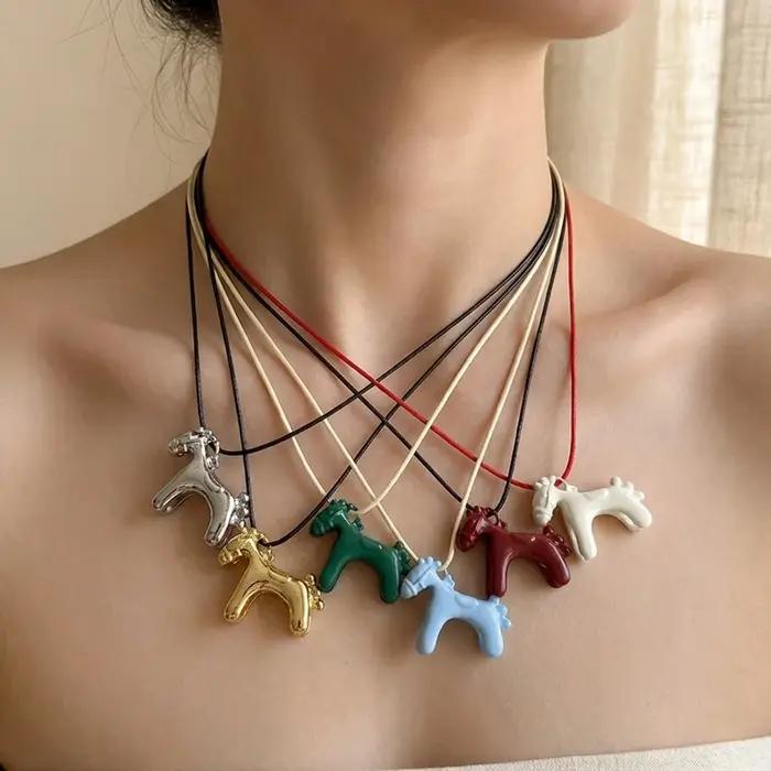 Collier avec pendentif cheval coloré émaillé 3D pour femmes
