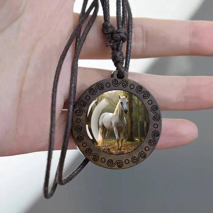 Collier en bois et verre vintage avec pendentif cheval galopant ajustable pour homme et femme occasions festives et cadeau exceptionnel