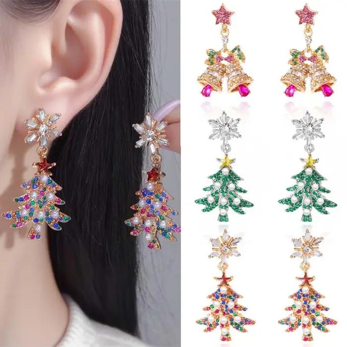 Bijoux de noël, boucles d'oreilles délicates en forme d'arbre