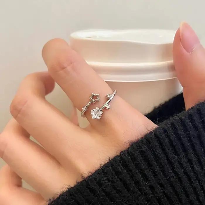 Bague étoile Yerik romantique pour femmes, alliance de mariage avec pierre principale noire ou verte, design brillant pour soirées et cérémonies