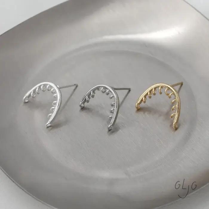 Boucles d'oreilles arquées à plusieurs trous de suspension
