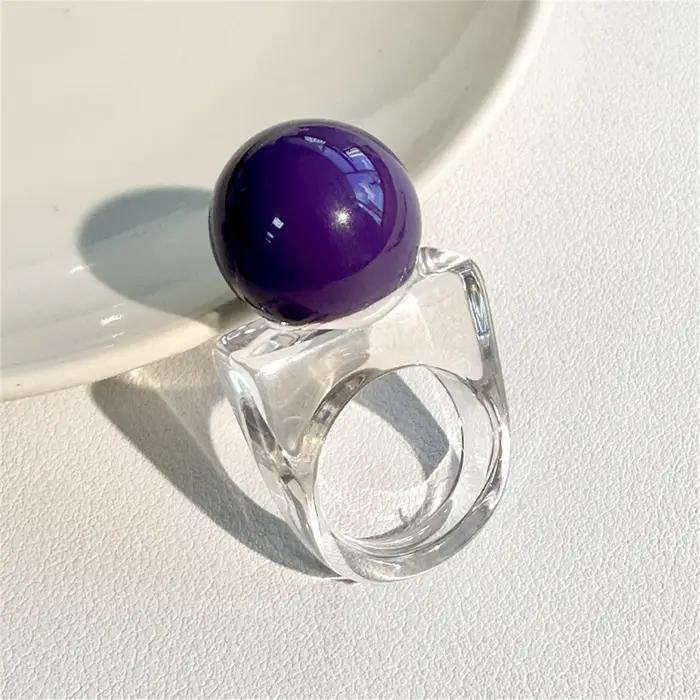 Bague en résine sphérique carrée au design classique