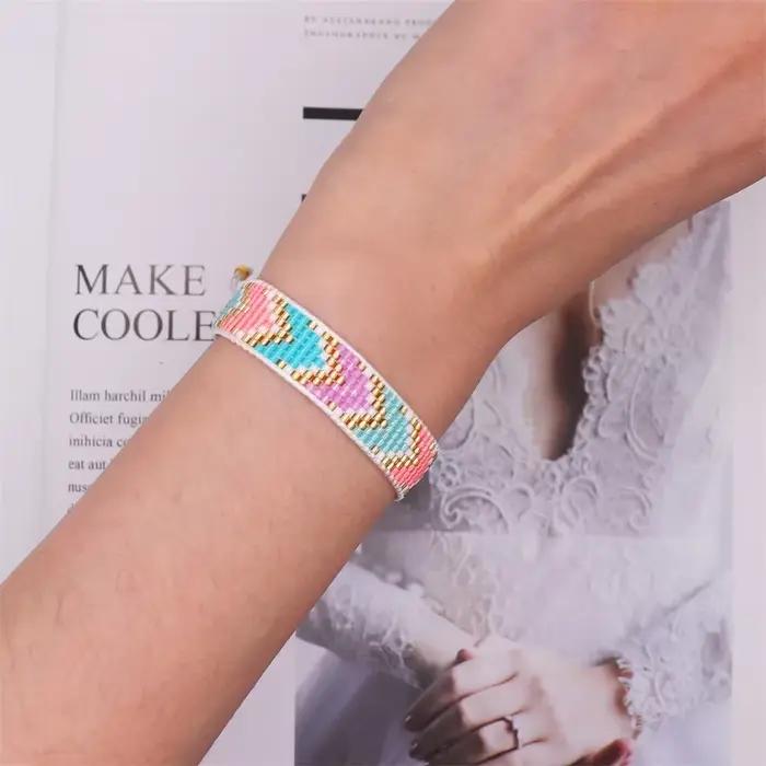 Bracelet perlé Boho en verre avec conception de flèche arc-en-ciel pour femmes occasions spéciales et exploration personnelle
