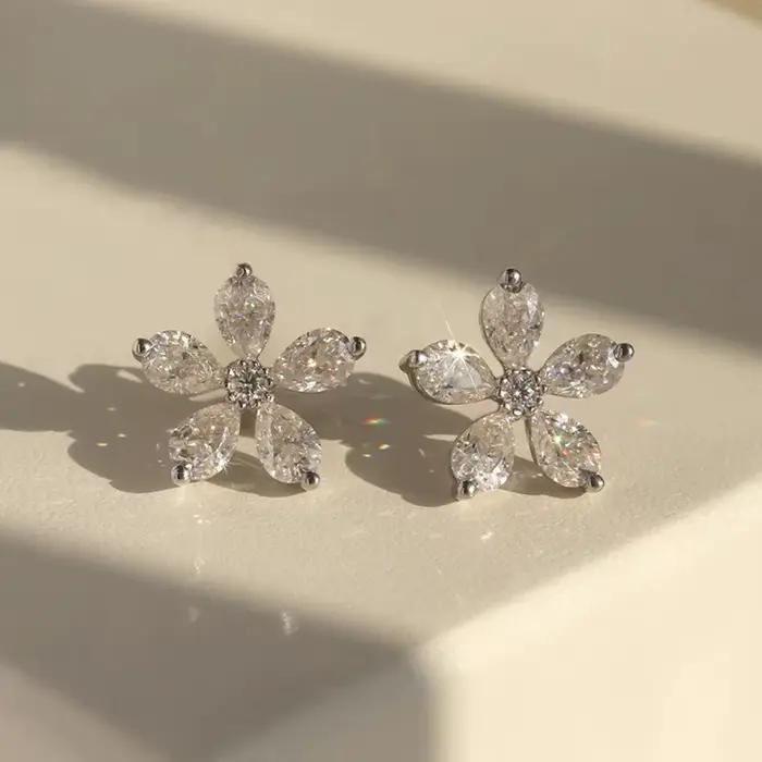 Huitan – boucles d'oreilles fantaisie en cristal pour femmes, accessoires de perçage d'oreille exquis, couleur argent, cadeau fantaisie, bijoux tendance