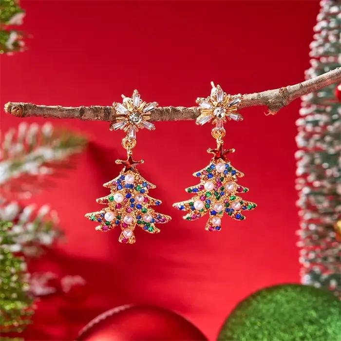 Bijoux de noël, boucles d'oreilles délicates en forme d'arbre