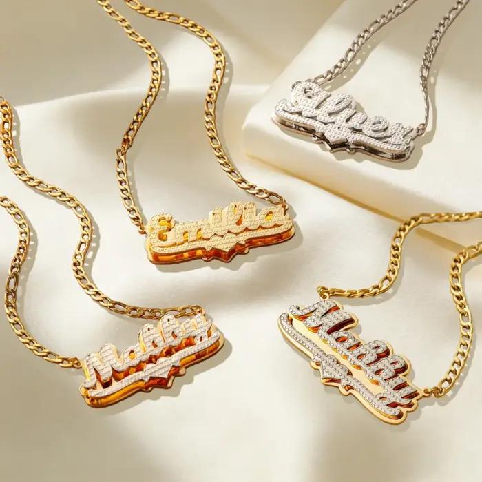 Collier avec plaque signalétique en or 18 carats