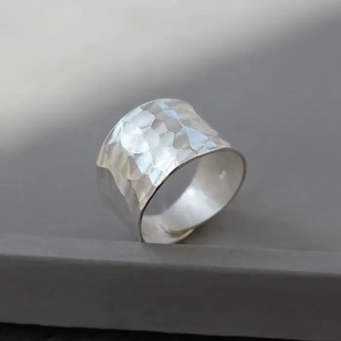Bague originale en argent 925 avec motif de marteau large