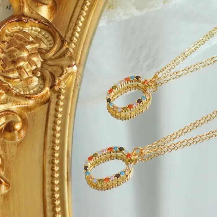 Collier avec pendentif lettre O incrusté de zircone colorée pour femmes