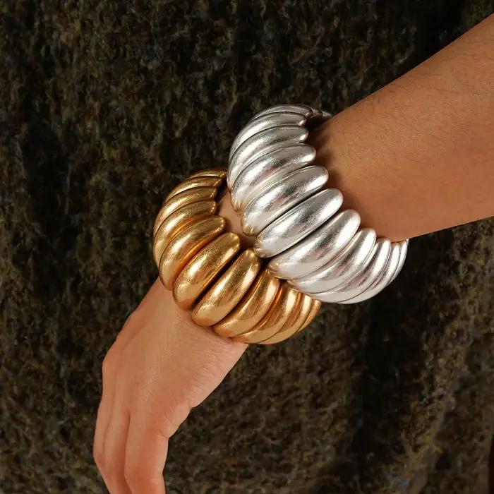 Bracelet sculptural doré mate côtelé WEALTHYBOO pour femmes occasions spéciales minimaliste artisanal avec touche de glamour raffiné