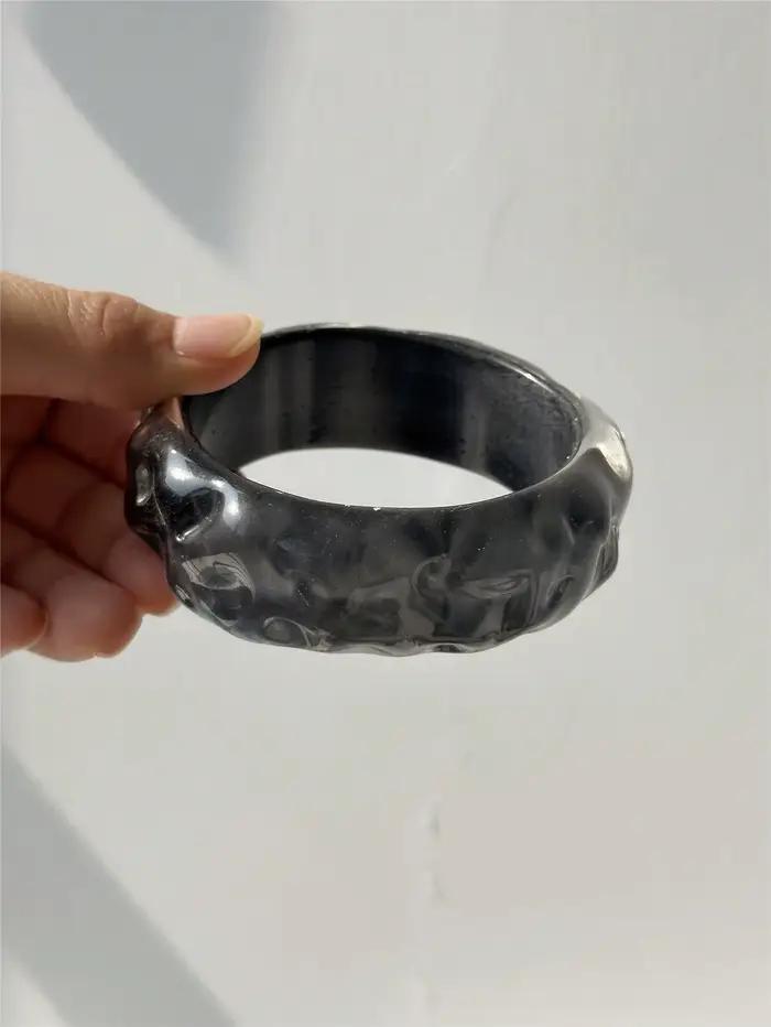 Bracelet en résine gris-noir transparent d'inspiration rétro