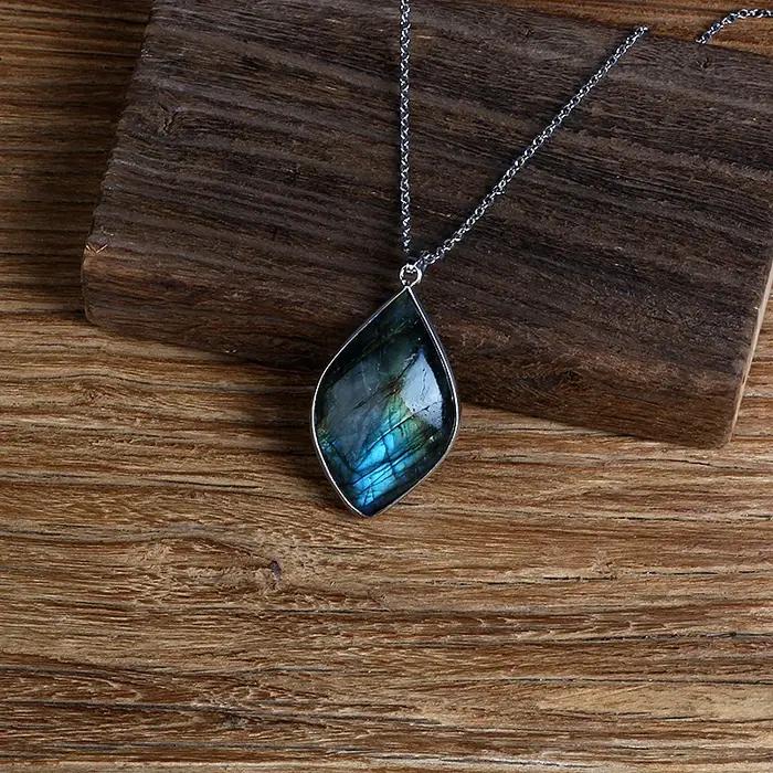 Collier en Labrumen Naturel de Forme Irrégulière