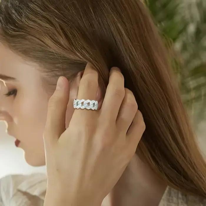 Huitan – bague au Design lié, accessoires délicats pour femmes, zircone cubique entièrement brillante, élégante, mode fête, bijoux polyvalents quotidiens