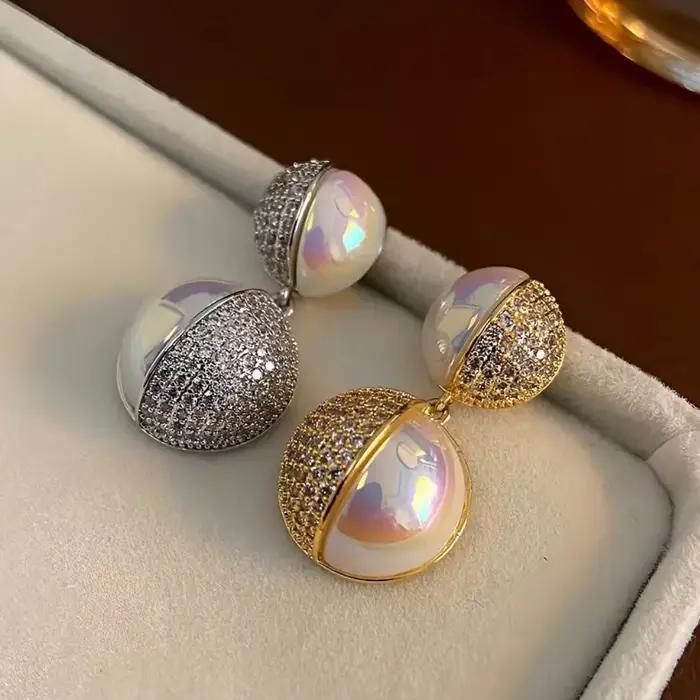 Boucles d'oreilles de luxe. Bijoux français classiques très brillants.