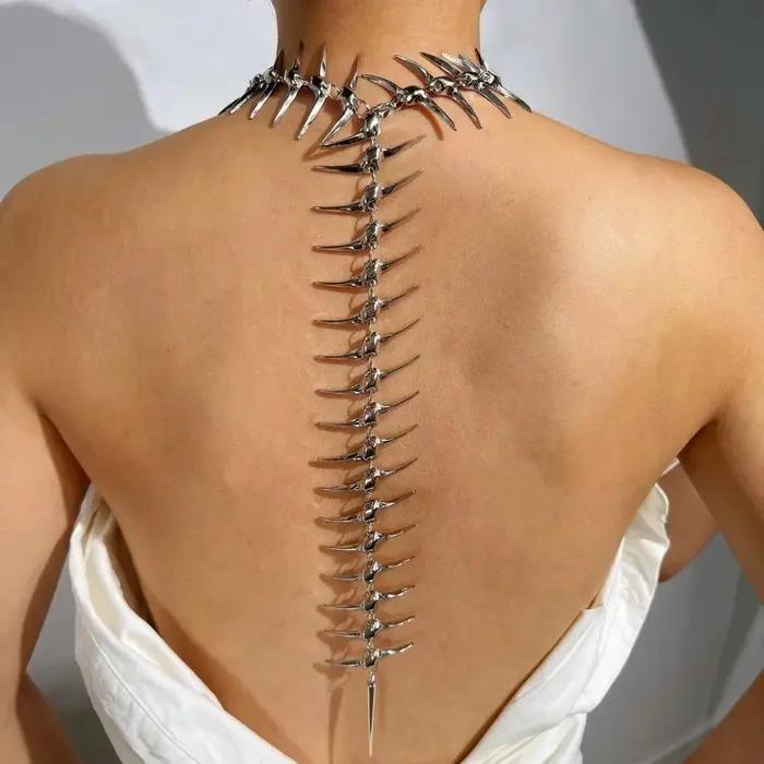 Chaîne de dos style punk en forme d'os pour femme