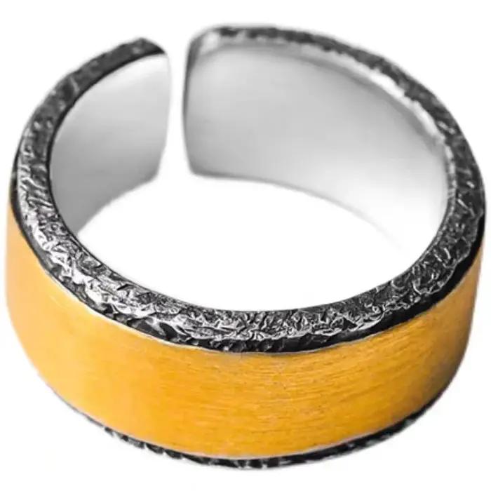 Bague dorée vintage réglable pour hommes style moderne bijou élégant pour occasions spéciales tenue chic soirée événement partie