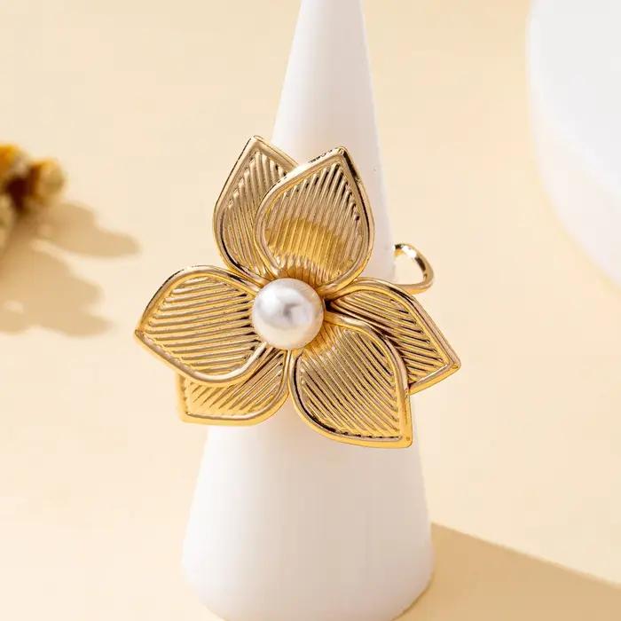 Une bague ouverte pour femme avec des motifs floraux dans différentes couleurs au choix