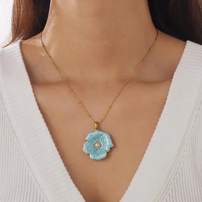 DIEYURO Collier pendentif en acier inoxydable plaqué or 18 carats avec incrustation de fleurs en émail et perles