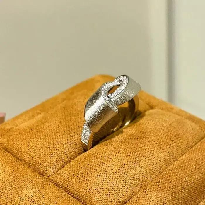 Bague Vintage Entrelacée en Plaquage Argent Sertie de Zirconium Blanc pour Femmes Occasions Spéciales Bague de Cocktail Infinie Möbius
