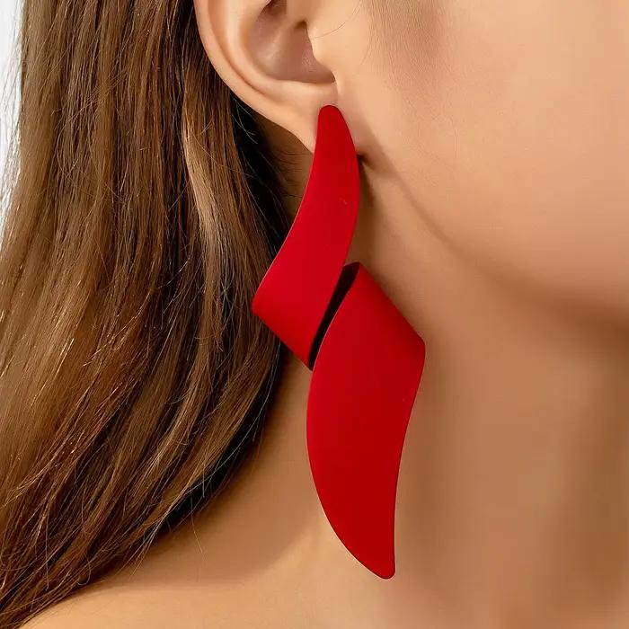 Une paire de boucles d'oreilles pour femmes, boucles d'oreilles géométriques irrégulières et exagérées de couleur rouge, adaptées à un usage quotidien et aux vacances