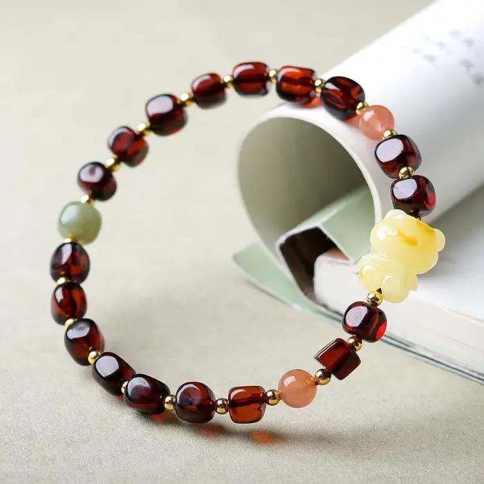 Bracelet de perles d'ambre sanguin carrées de forme libre avec ours en ambre de style chinois et cad
