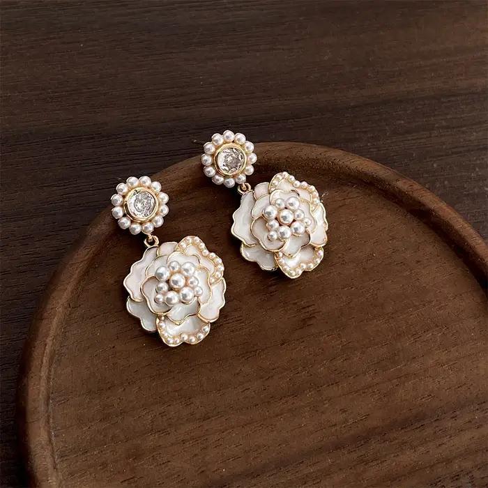 Boucles d'oreilles clous élégantes en fausses perles baroques françaises 2026 pour femmes