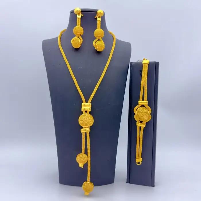 Ensemble de bijoux indiens plaqués or collier de perles africaines boucles d'oreilles pour mariage occasions spéciales femmes