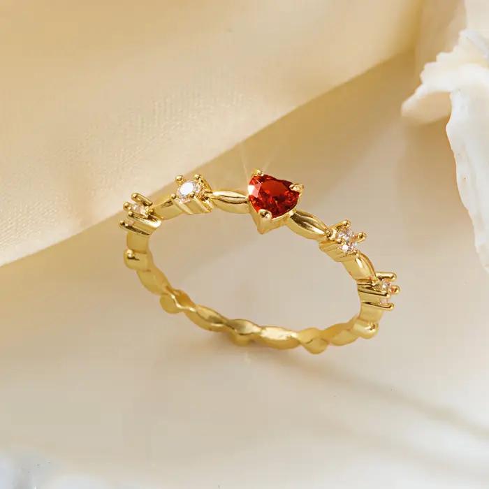 Bague en laiton sertie de zirconium rouge coquette avec texture texturée pour femmes romantique et minimaliste à offrir pour diverses occasions spéciales
