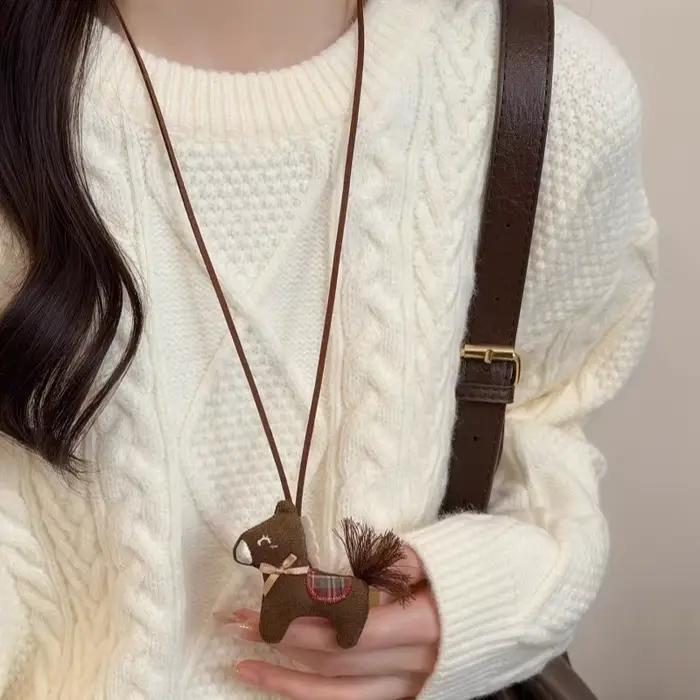 Collier pendentif poney en tissu peluche motif dessin animé mignon LATS pour femme, longue chaîne de pull, accessoire de mode