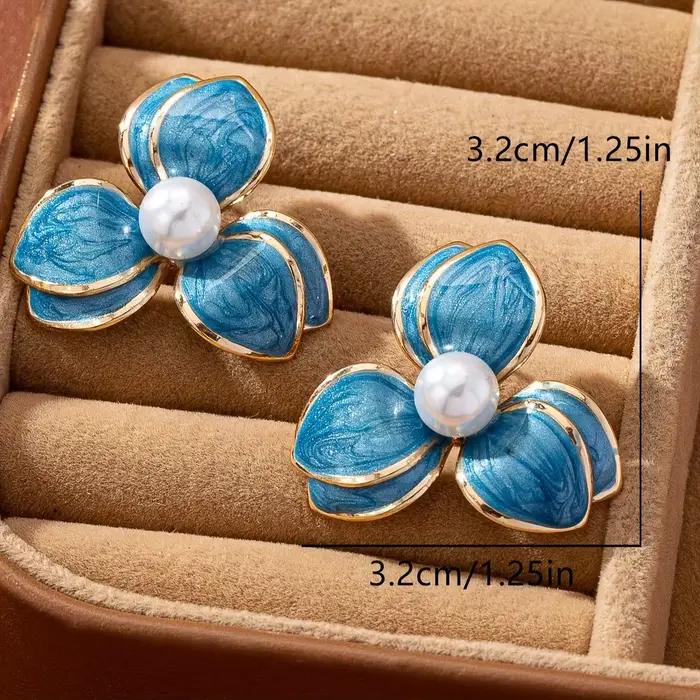 Une paire de boucles d'oreilles élégantes et décontractées de style Amazon transfrontalier avec un design floral en imitation perle à effet goutte d'huile pour femmes