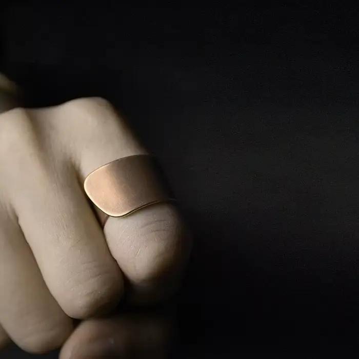 Bague en cuivre massif martelé fabriqué à la main