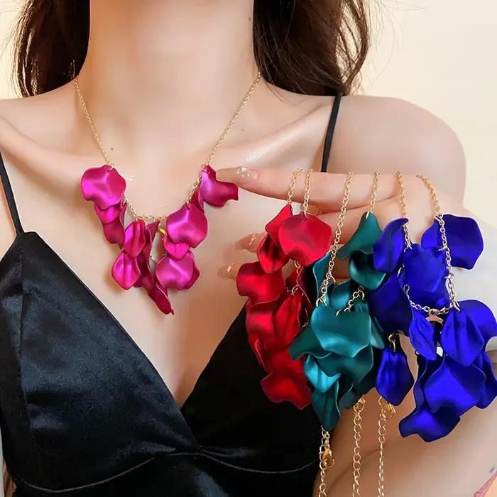 Collier à pétales colorés exagérés pour femmes
