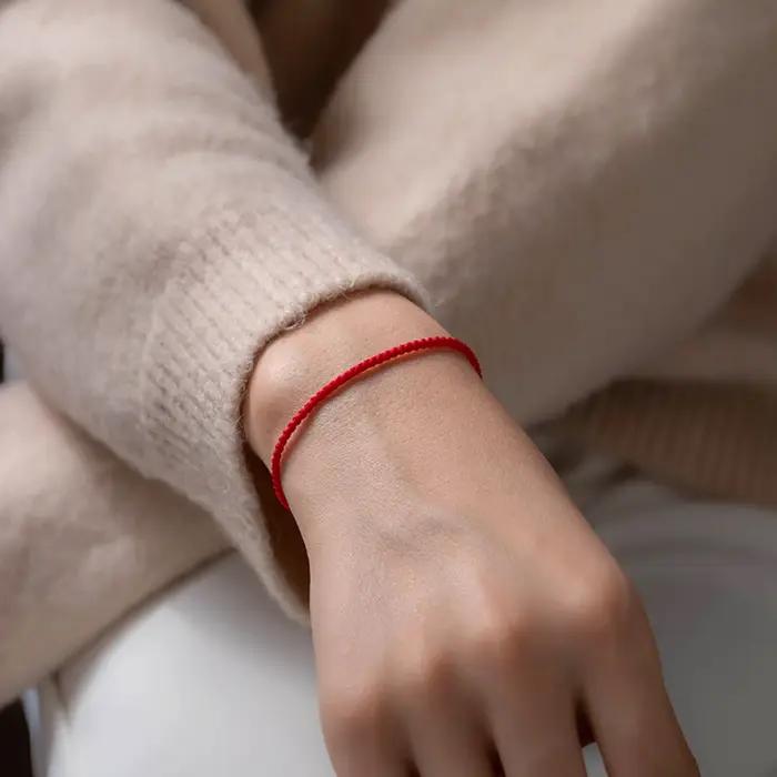 Bracelet à cordes rouges fait à la main avec fermoir plaqué or