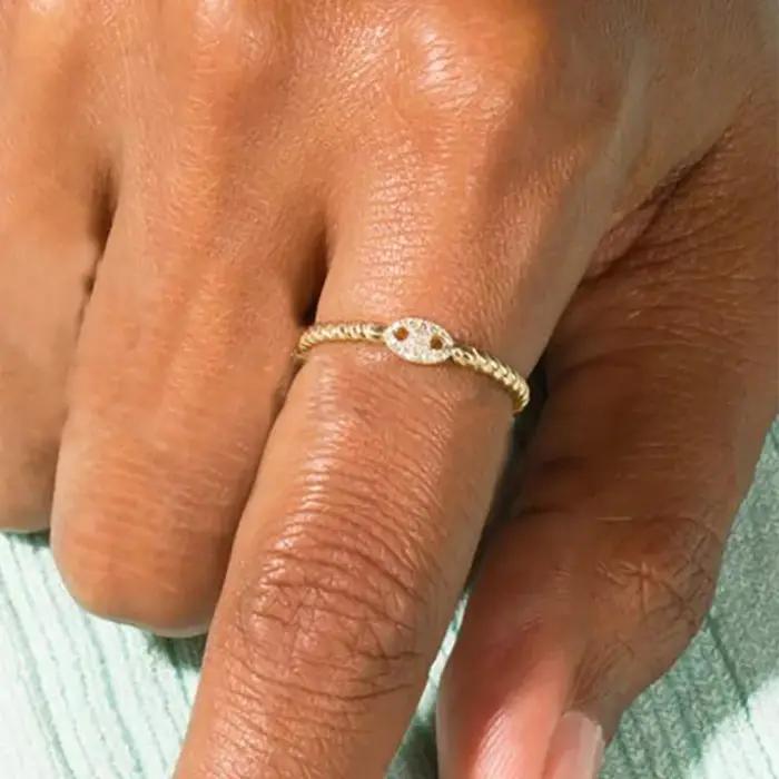 Bague délicate pour femmes sertie de zircons torsadés plaqués or pour occasions spéciales et quotidienne, alliance de mariage et cadeau unique