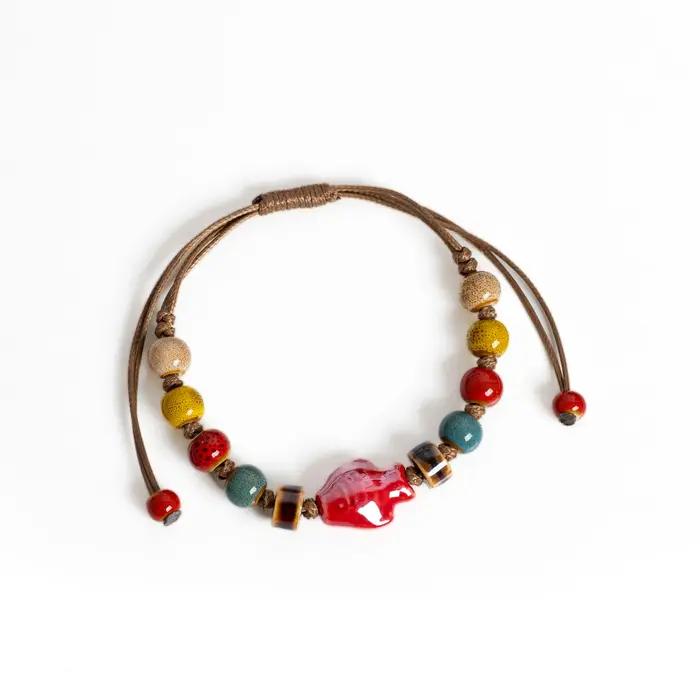 Bracelet à breloques en forme de poisson rouge en céramique fait à la main