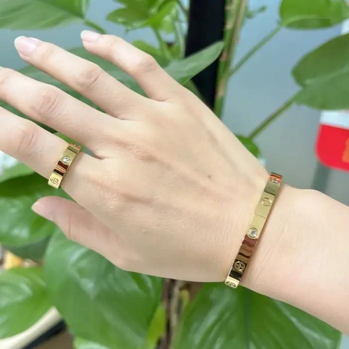Bracelet croisé filé en acier inoxydable de luxe avec diamants pour homme et femme cadeau de couple élégant pour toutes occasions