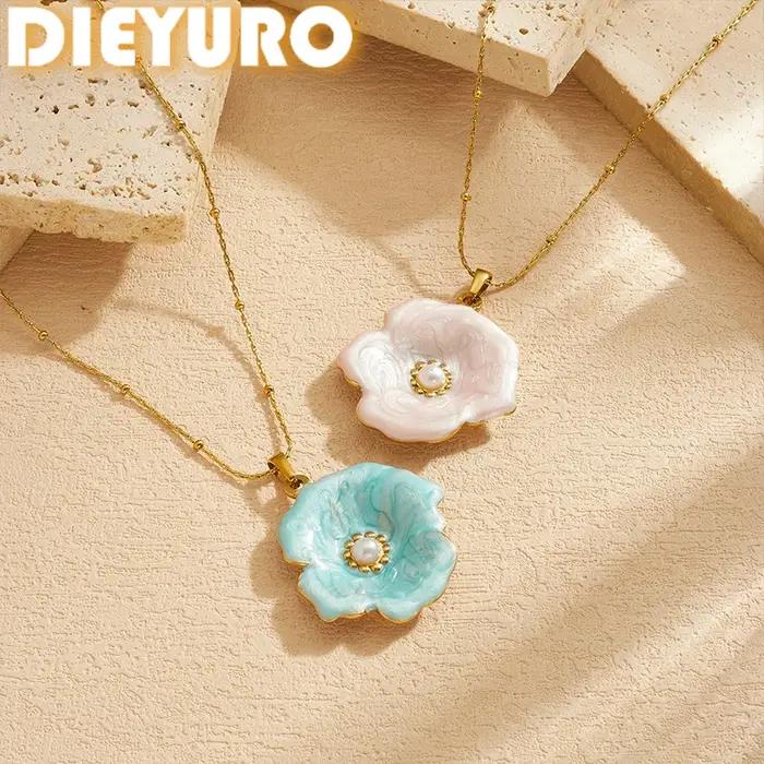 DIEYURO Collier pendentif en acier inoxydable plaqué or 18 carats avec incrustation de fleurs en émail et perles