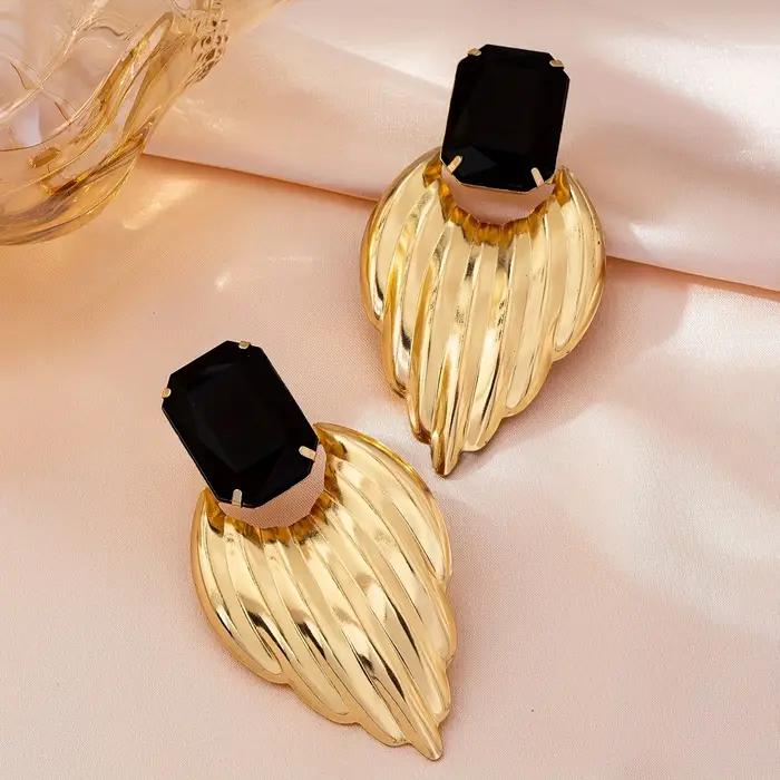 Une paire de boucles d'oreilles pour femmes de style métal arabe
