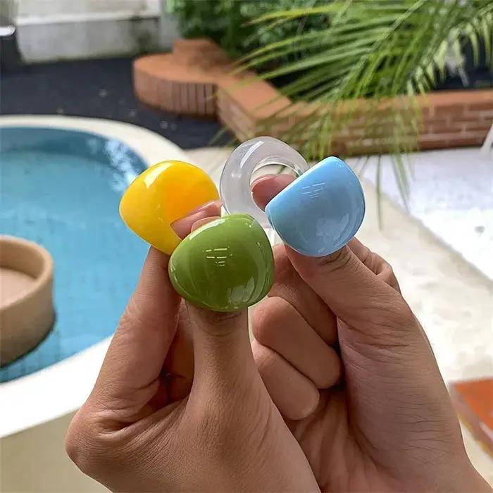 Bague géométrique exagérée en acrylique pour femme