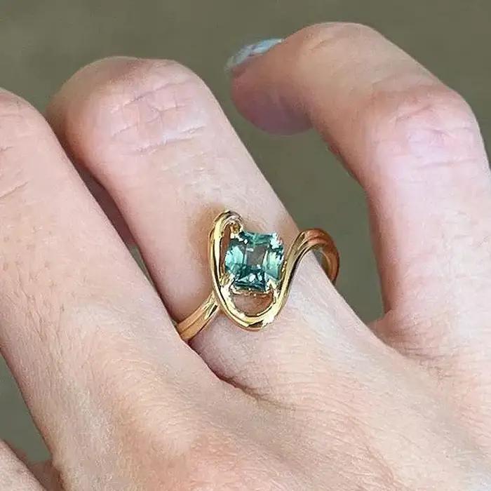 Bague classique de luxe légère en noir brillant/violet/vert