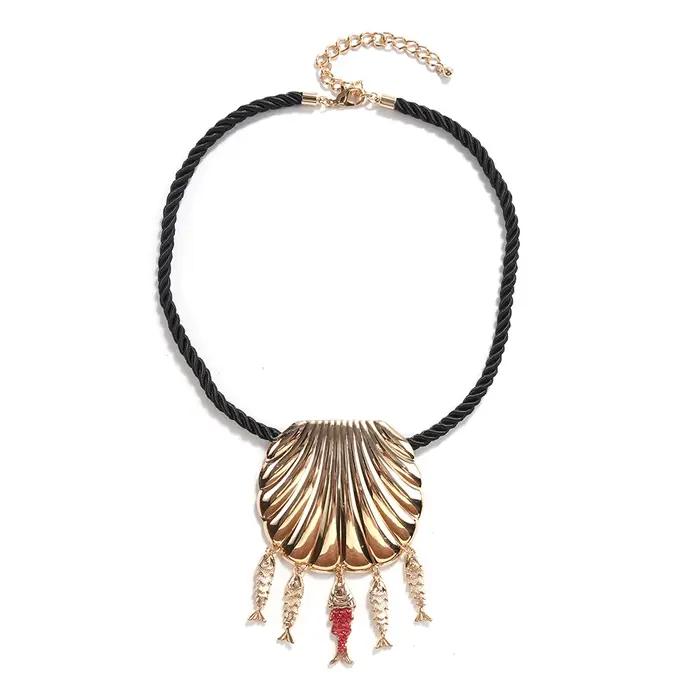 Collier en cordon noir avec breloque coquille et poisson
