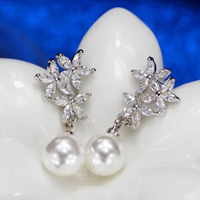 Boucles d'Oreille Pera CZ Elégantes en Argent Plaqué avec Fleurs Romantiques pour Femmes Occasions Spéciales