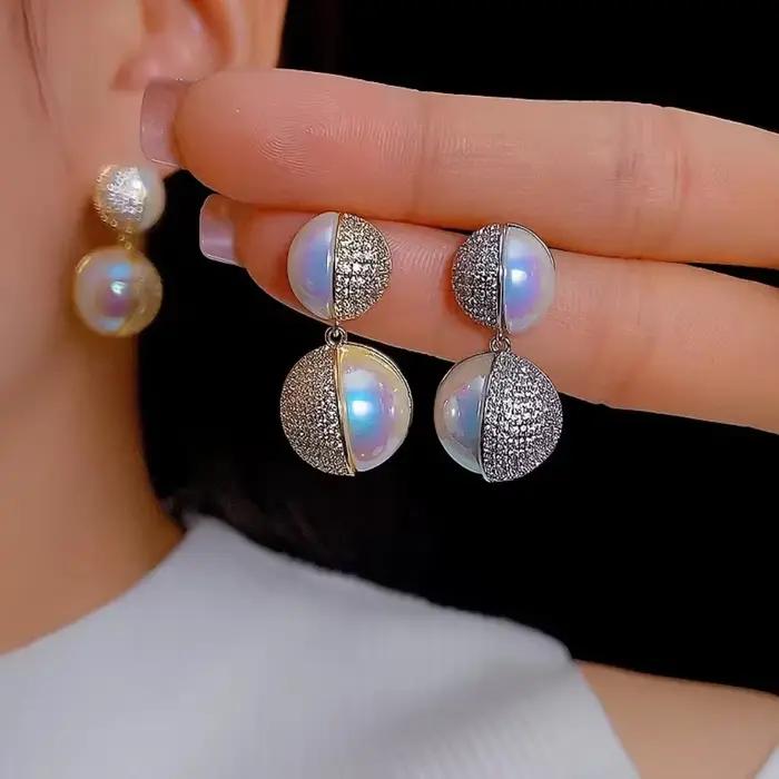 Boucles d'oreilles de luxe. Bijoux français classiques très brillants.