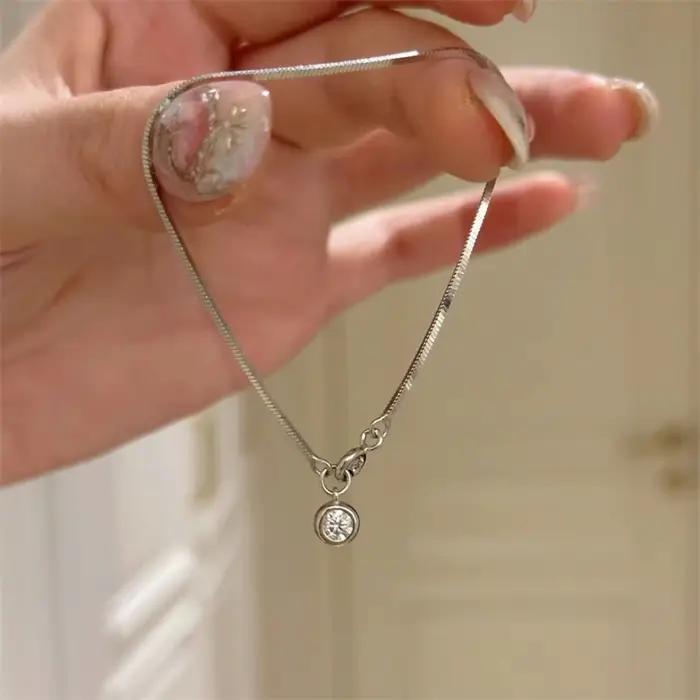 Bracelet de luxe en acier inoxydable pour femmes avec breloque en zircon pour les soirées et cadeaux d'anniversaire