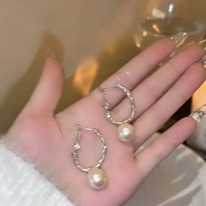 Boucles d'oreilles élégantes de luxe léger à la française, avec pendentif cercle uni classique et pe